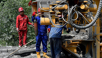 Rescuers transport food to trapped miners at coal mine in N China