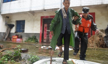 Constantly heavy rain causes flooding east China's township