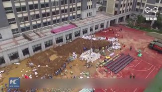 Aerial footage：Rescuers seal leaking Yangtze dike