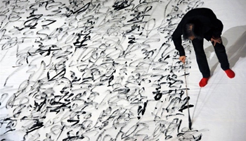 Chinese calligrapher creates giant work at art museum in Auckland, New Zealand