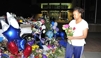 People mourn for police officers killed in Dallas shooting