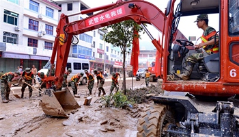 Typhoon Nepartak brings floods with mud and trash in SE China
