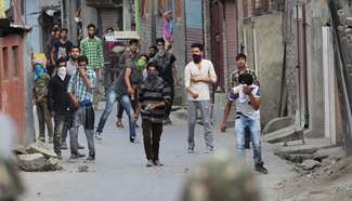 Kashmiri protesters clash with Indian police, paramilitary troop in Srinagar