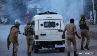 Clash between Kashmiri protesters and Indian police continues
