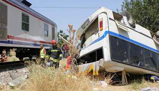 Train-bus collision kills 6 agricultural workers in Turkey
