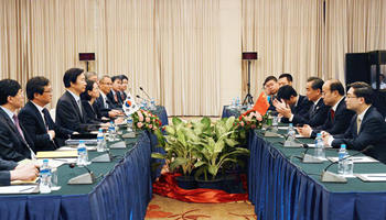 Chinese FM meets with South Korean counterpart in Laos