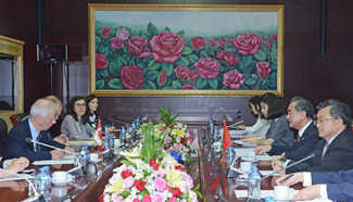 Chinese FM meets Canadian counterpart in capital of Laos