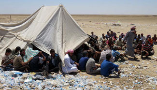 People flee from IS-held town arrive at Iraqi military base