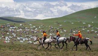 Traditional horse racing gala held in SW China's Sichuan Province