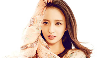 Actress Tong Liya releases fashion shots