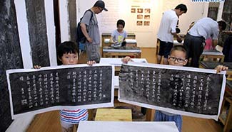 Children experience rubbing at museum in E China