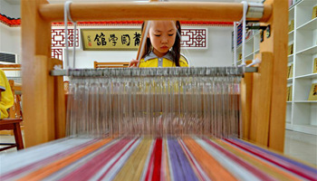 Children learn hand weaving during summer vacation in N China's county
