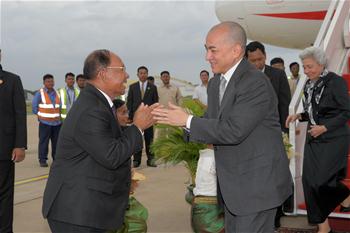 Cambodian King returns home with his mother after medical checkup in Beijing