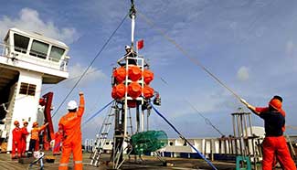 Staff members of Chinese deep-sea explorer ship lowers "Rainbow Fish"