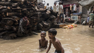 Floods bring Hindu funerals to halt in India's holy town of Varanasi