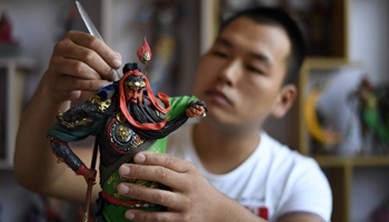 Central China's youth makes dough sculpture works