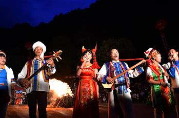 Folk artists sing for Shibaoshan Song Festival, SW China