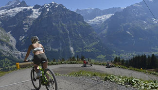 Travellers do outdoor sports in Switzerland