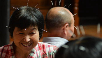 People receive acupuncture treatments in G20 host city of Hangzhou