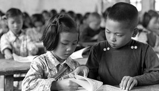 Old photos arouse childhood memory on school opening day in China