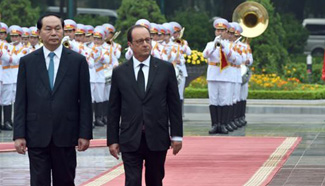 Hollande pays official visit to Vietnam