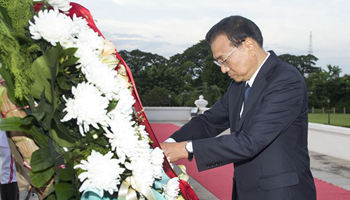 Premier Li lays wreath at Laos' anonymous martyr's monument