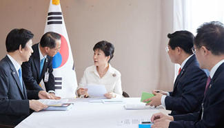 South Korean President Park Geun-hye holds emergency meeting in Vientiane, Laos