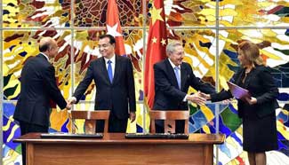 Li Keqiang and Raul Castro oversee economic deals
