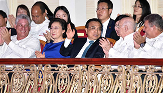 Premier Li watches gala show in Havana