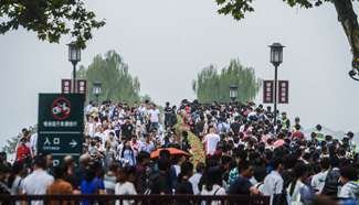 People enjoy 1st day of National Day holiday across China