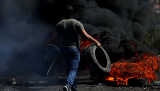 Palestinian protesters clash with Israeli soldiers