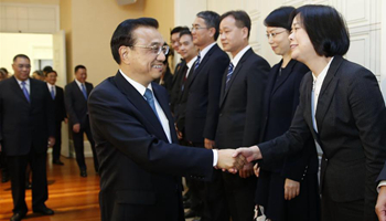 Chinese premier visits Macao SAR government headquarters