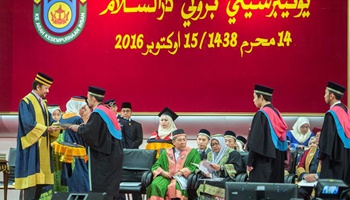 Brunei's Hassanal Bolkiah presents certificates to graduates of UBD