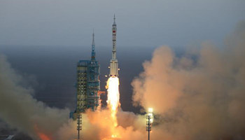 China's Shenzhou-11 manned spacecraft blasts off
