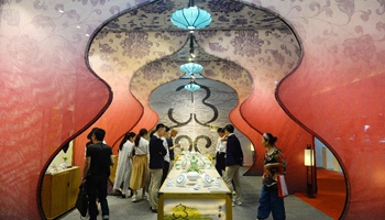 Visitors view ceramic craftworks in China Jingdezhen Int'l Ceramic Fair