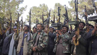 Afghan civilians take up arms against Taliban militants