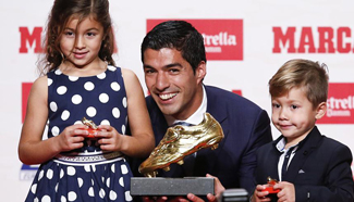 Luis Suarez wins Golden Boot trophy in Barcelona
