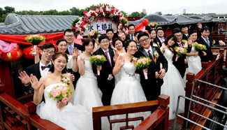 Newly-wed couples attend group wedding ceremony in E China