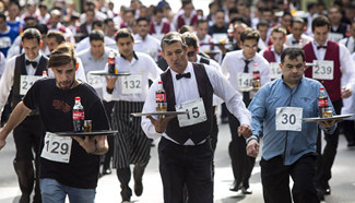 Over 400 people participate in Waiters and Waitresses Race in Argentina