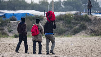France starts "calm" evacuation of Calais migrant camp