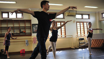Performer from National Ballet of China teaches dancers in Jakarta, Indonesia