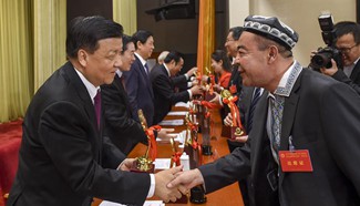 Liu Yunshan presents awards to winners of China's top two journalism awards