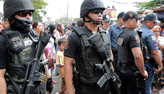 Philippine police take part in anti-drug operation in Manila