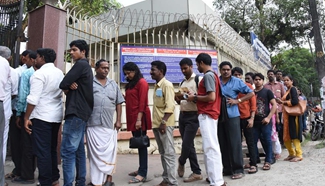 Indians make queues outside banks to exchange banned currency notes