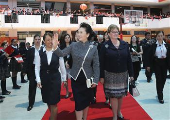 Peng Liyuan visits Chinese language schools in Peru