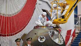 Shenzhou-11 experiment samples removed from re-entry module