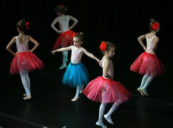 Students perform "The Dancing Snowflakes" in Frankfurt