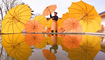 Traditional oilcloth umbrellas made in E China's Anhui