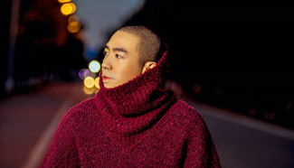 Yu Jingming poses for fashion shots