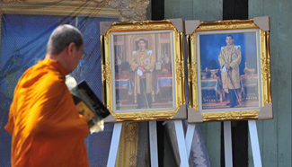 Thai memorabilia shops begin to sell portraits of crown prince in Bangkok
